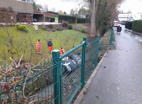 Wagen belandt op dak in Maalbeek