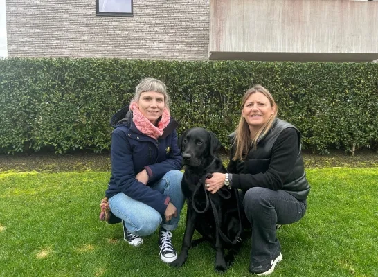 Saskia Verhavert en Annick Kelecom met een assistentiehond