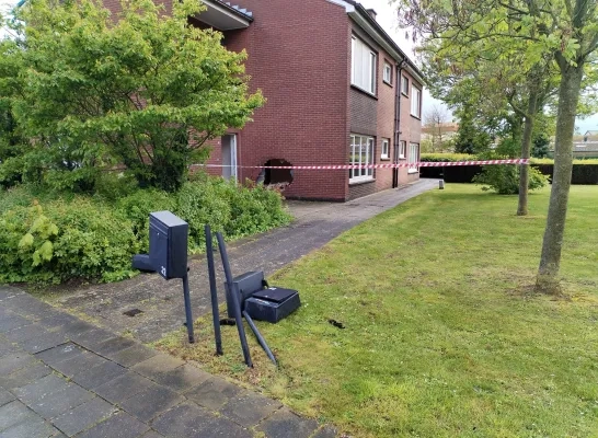 Man rijdt in eigen voorgevel Man rijdt in eigen voorgevel
