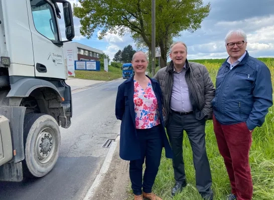 werken_grimbergen Schepenen Hoefs, Roosen en burgemeester Laeremans plannen een tweerichtingsfietspad dat het zwaar vervoer op de Verbrande Brugsesteenweg van de fietsers scheidt.jpg