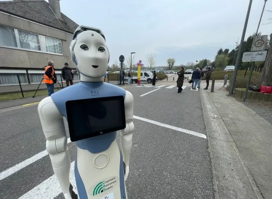 Robots helpen kinderen straat oversteken