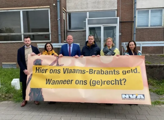 N-VA-mandatarissen Arno De Paepe, Darya Safai, Theo Francken, Sigrid Goethals en Kristien Van Vaerenbergh protesteren voor het parketgebouw Halle-Vilvoorde in Asse