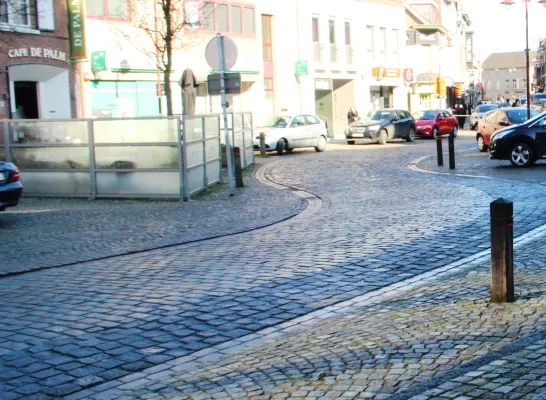kasseistraat_rond_de_kerk_waar_fietsstraat_komt.jpg