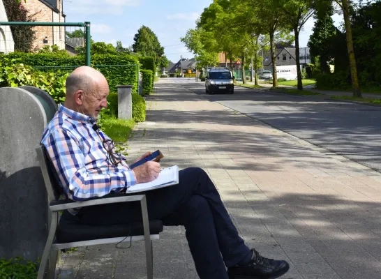 Straatvink Daniël telt het verkeer