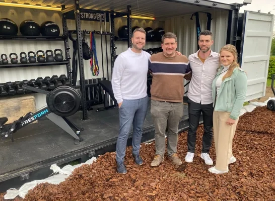 Tim Elinckx (Sportdienst Gooik), Samuel Billens (schepen van Sport), Jente De Weerdt en partner (uitbater Strongbox Gooik)
