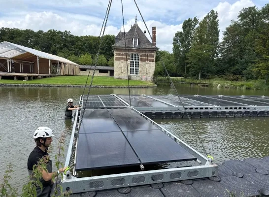 Zonnepanelen worden op het water geplaatst voor het groene festival Paradise City