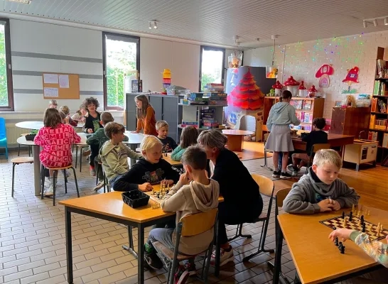 Ook binnen wordt er geschaakt en gedamd in De Duizendpootrakkers Ook binnen wordt er geschaakt en gedamd in De Duizendpootrakkers