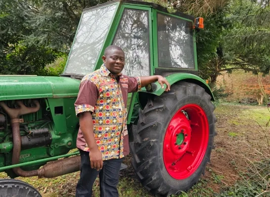 Pastor Joseph bij zijn tractor voor Congo Pastor Joseph bij zijn tractor voor Congo
