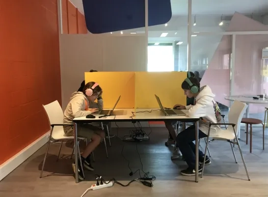 Leerlingen aan het werk in het Talentcenter van Voka in Zellik