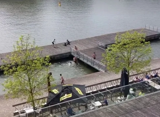 Jongeren zoeken wel vaker verfrissing op in het kanaal in Vilvoorde Jongeren zoeken wel vaker verfrissing op in het kanaal in Vilvoorde