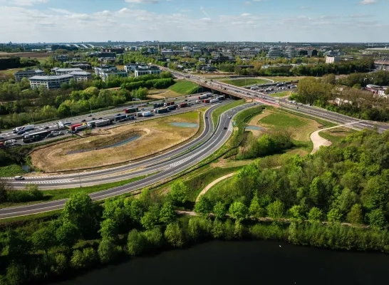 De vernieuwde brug over de Hector Henneaulaan