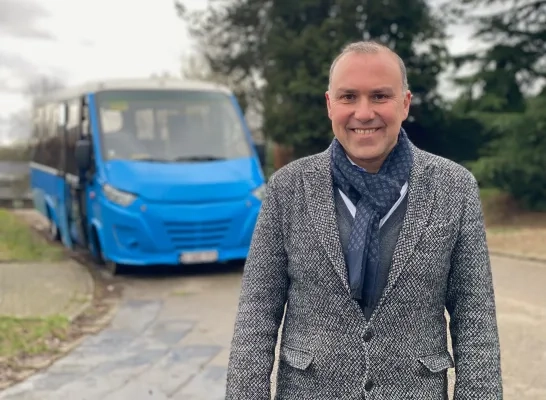 Burgemeester van Hoeilaart Tim Vandenput bij de shuttlebus