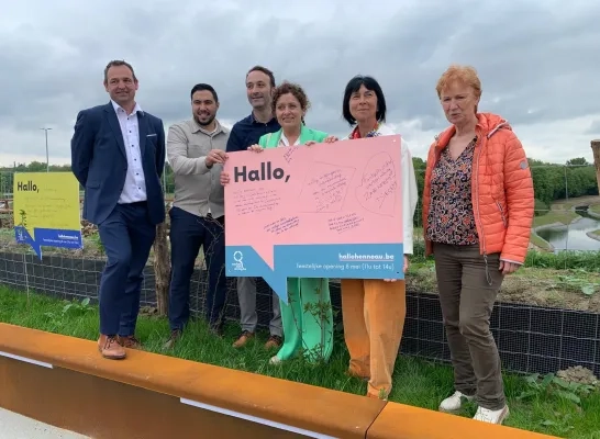 Vlaams minister Peeters en lokale politici openen de nieuwe brug over de Henneaulaan