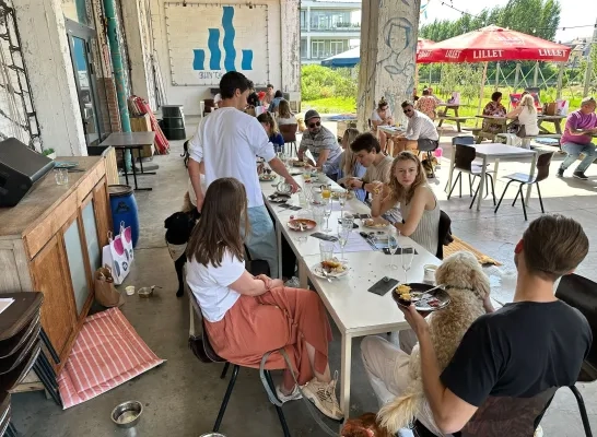 Hondenbaasjes en hun viervoeters brunchen in de Kruitfabriek