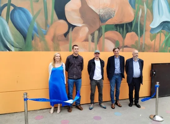 De mural op de gevel van het Heilig Hart en College Halle werd plechtig ingehuldigd De mural op de gevel van het Heilig Hart en College Halle werd plechtig ingehuldigd