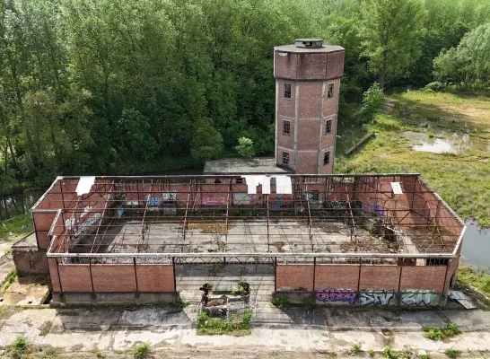 De oude toren en directeurswoning op de Catala-site