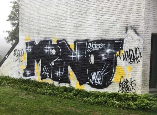Het Baljuwhuis in Galmaarden is beklad met graffiti Het Baljuwhuis in Galmaarden is beklad met graffiti