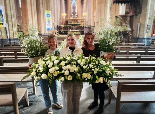 De Sint-Mariabasiliek wordt helemaal versierd met bloemen