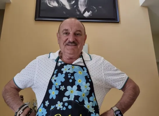 Hugo trapt als peter van Stichting Alzheimer Onderzoek cupcake-actie op ...