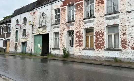 De Maalderij in Merchtem. Het verloederde poorthuis wordt binnenkort afgebroken