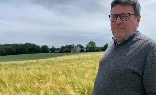 Schepen Peter Verbiest bij de open ruimte in Zellik