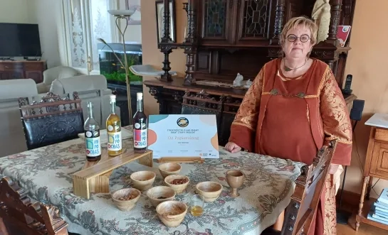 Cecile Cuypers met haar kruidendrankje Hypocras
