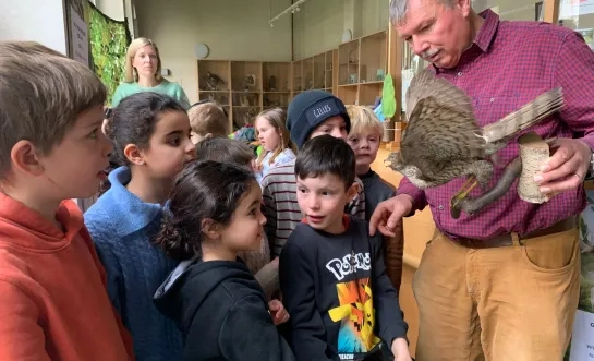 Eric van Natuurgroepering Zoniënwoud geeft uitleg in het Bosmuseum