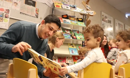 Schepen Hamid Akachouch in een kinderdagverblijf