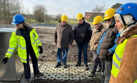 Buurtbewoners bij de eerste waterzuiveringsinstallatie in Pepingen