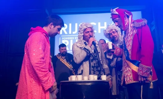 Prins Ben bij het uitvoeren van een praktische proef