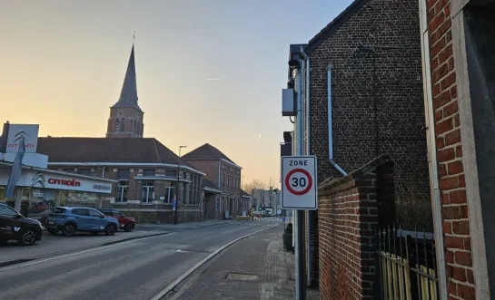 Alsembergsesteenweg in het centrum van Dworp