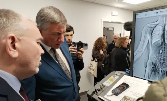 Vice-eersteminister Jan Jambon bij de bodyscanner op Brussels Airport