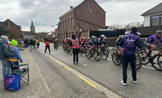 De GP Oetingen met start aan het gemeentehuis van Sint-Pieters-Leeuw