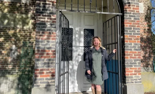schepen Karlijne Van Bree bij de Veldkantkapel