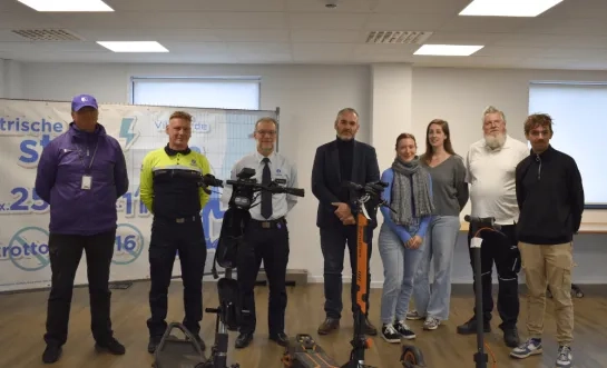 De politiezone VIMA en vertegenwoordigers van het stadsbestuur lichten de resultaten van de e-stepcampagne toe