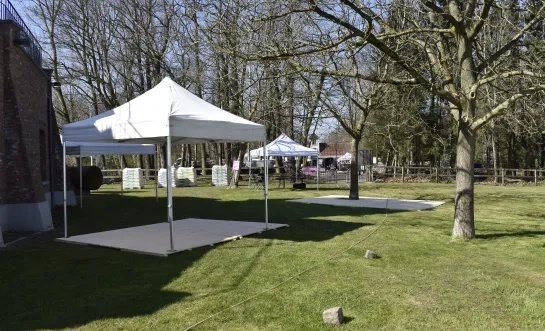 De opbouw van het Tuinfestival op Domein Verbrugghen is volop aan de gang