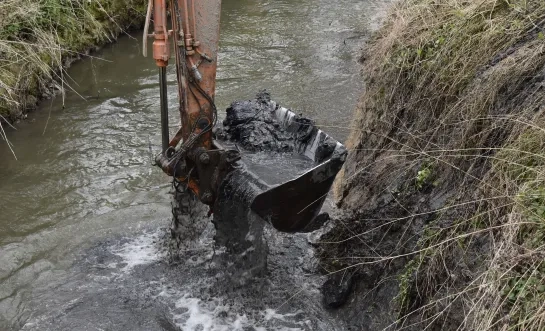 Slibruimingen in de Bellebeek