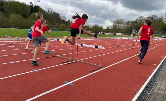 Jonge atleten op de nieuwe atletiekpiste van Olympic Essenbeek Halle