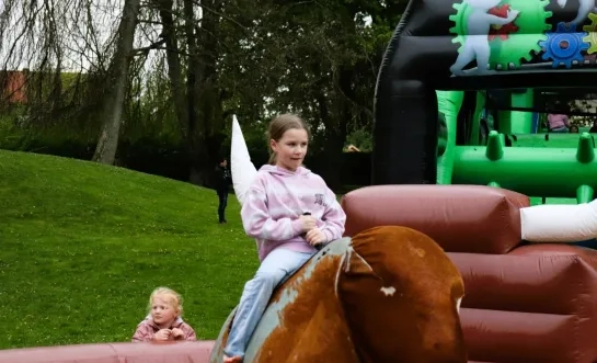 Zon speelt verstoppertje, maar Buitenspeeldag in Steenokkerzeel is toch een succes