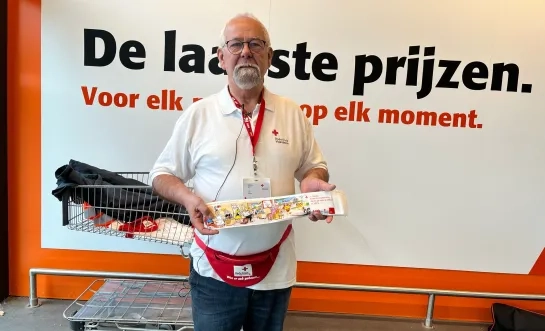 Jaak is vrijwilliger bij het Rode Kruis en verkoopt pleisters