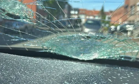 Chauffeur krijgt steen in voorruit geworpen in Sint-Pieters-Leeuw: “Ik ben niet het enige slachtoffer”