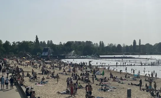 Gezellige drukte in het domein van Sport Vlaanderen in Hofstade: “Zon en nieuwe waterattractie lokken volk”