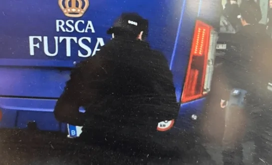 De gepersonaliseerde nummerplaat op de RSCA-bus wordt gestolen