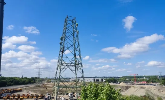 Er wordt een hoogspanningsmast gebouwd in Vilvoorde