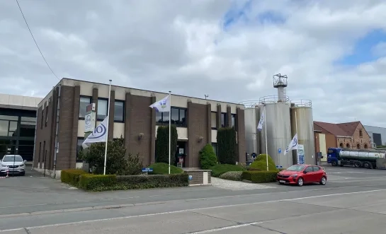 De vlaggen aan de Olympia-fabriek hangen halfstok
