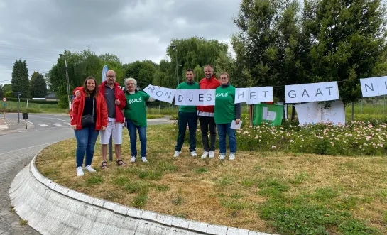 Personeel Inkendaal voert actie aan rondpunt: “We gaan niet vooruit, maar draaien in het rond”