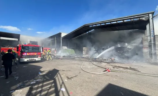 Zware brand bij afvalverwerkend bedrijf: “Hou ramen en deuren gesloten”