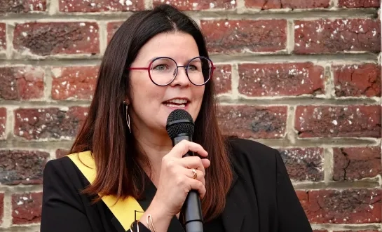 Eerste schepen in Merchtem, Julie Asselman, neemt onverwacht ontslag: “Nieuwe professionele uitdaging” 
