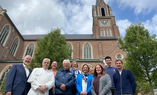 Centraal Kerkbestuur en gemeente Grimbergen kijken ernaar uit om samen met het enthousiaste en gemotiveerde ontwerpteam van agmen en MADAM architectuur de Sint-Amanduskerk in Strombeek-Bever een nieuwe invulling te geven’