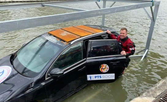Het duikteam van de brandweerzone Vlaams-Brabant West oefent met een duikkooi die ontworpen is door leerlingen van een school in Boom